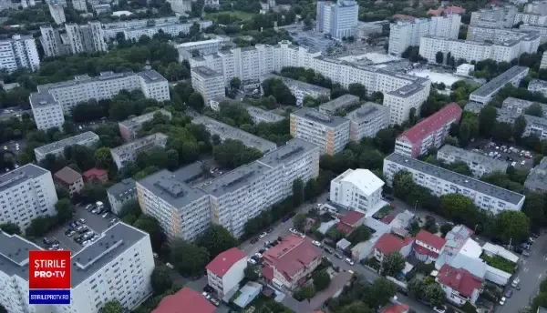 Primăria Sectorului 4 a desființat trotuarele în zonele de case. Oamenii ies acum din curte direct în stradă. Ce spune edilul