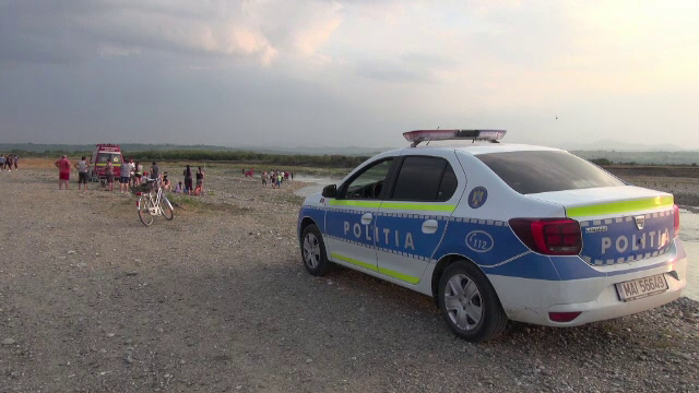 Un copil de 14 ani s-a înecat sub privirile prietenilor în Neamț. Sătean: Au venit la baltă şi s-au băgat în gaură