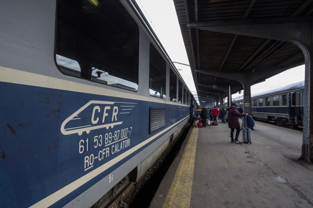 CFR Călători taxează în plus călătorii care vor să plătească în tren cu cardul. Cât le ia