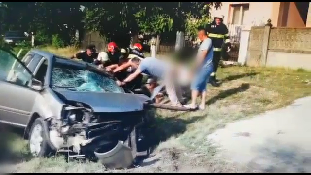 Patru oameni răniți grav după un accident în județul Vâlcea. O șoferiță a împins o altă mașină în șanț