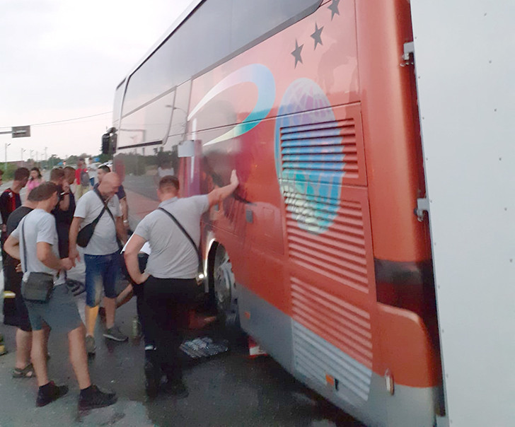 Momente de groază pentru pasagerii unui autocar aproape de vama din Vaslui. Roțile au luat foc din cauza temperaturilor mari