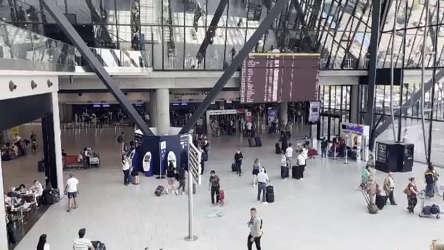 Companiile aeriene ar putea fi obligate să alimenteze avioanele și cu biocombustibil. Prețurile biletelor ar putea crește