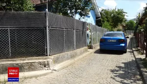 O femeie din Maramureș, terorizată de un vecin, a cerut ajutorul poliției. Bărbatul i-ar fi distrus gardul