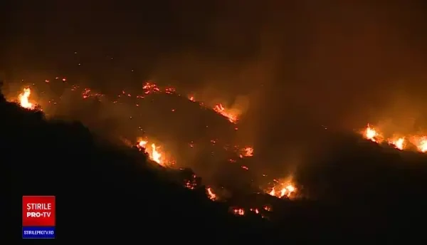 Avertizare de călătorie în Grecia, din cauza incendiilor. O stațiune turistică a fost evacuată. Ce sunt sfătuiți românii