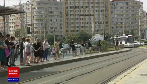 Peste 90% dintre tramvaiele din Capitală nu au aer condiționat. Cât arată termometrul la nivelul unui scaun
