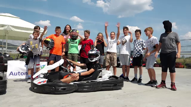Experiment într-o tabără de karting. Copiii au văzut efectul alcoolului și al drogurilor cu ochelari de Realitate Virtuală