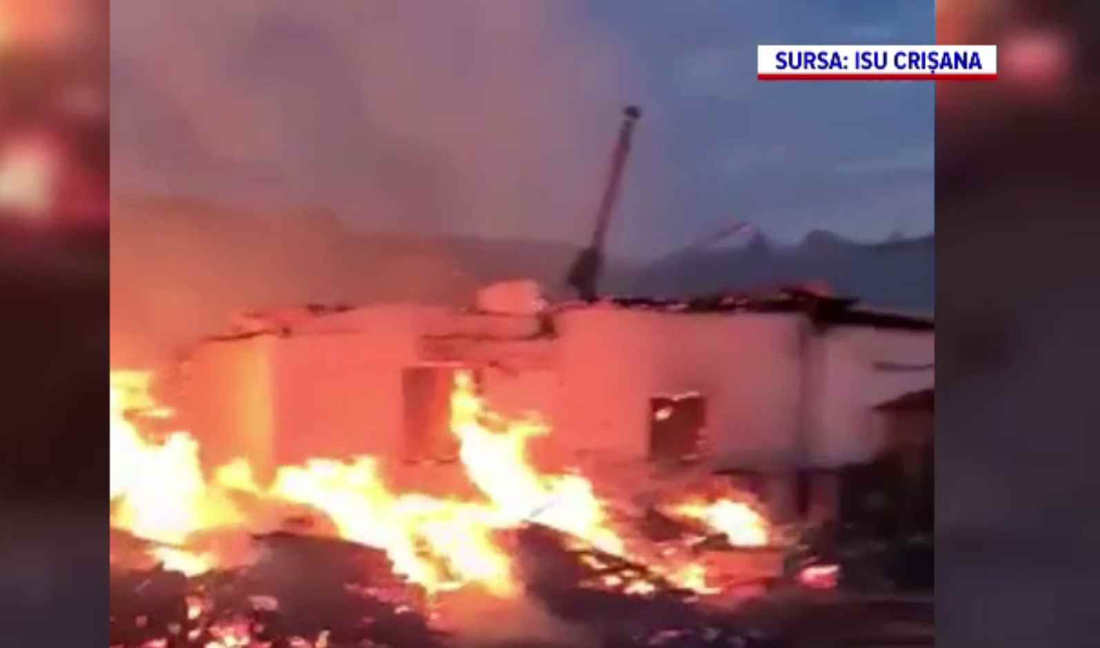 Incendiu la o hală din Bihor. Pompierii au adus un container Abroll