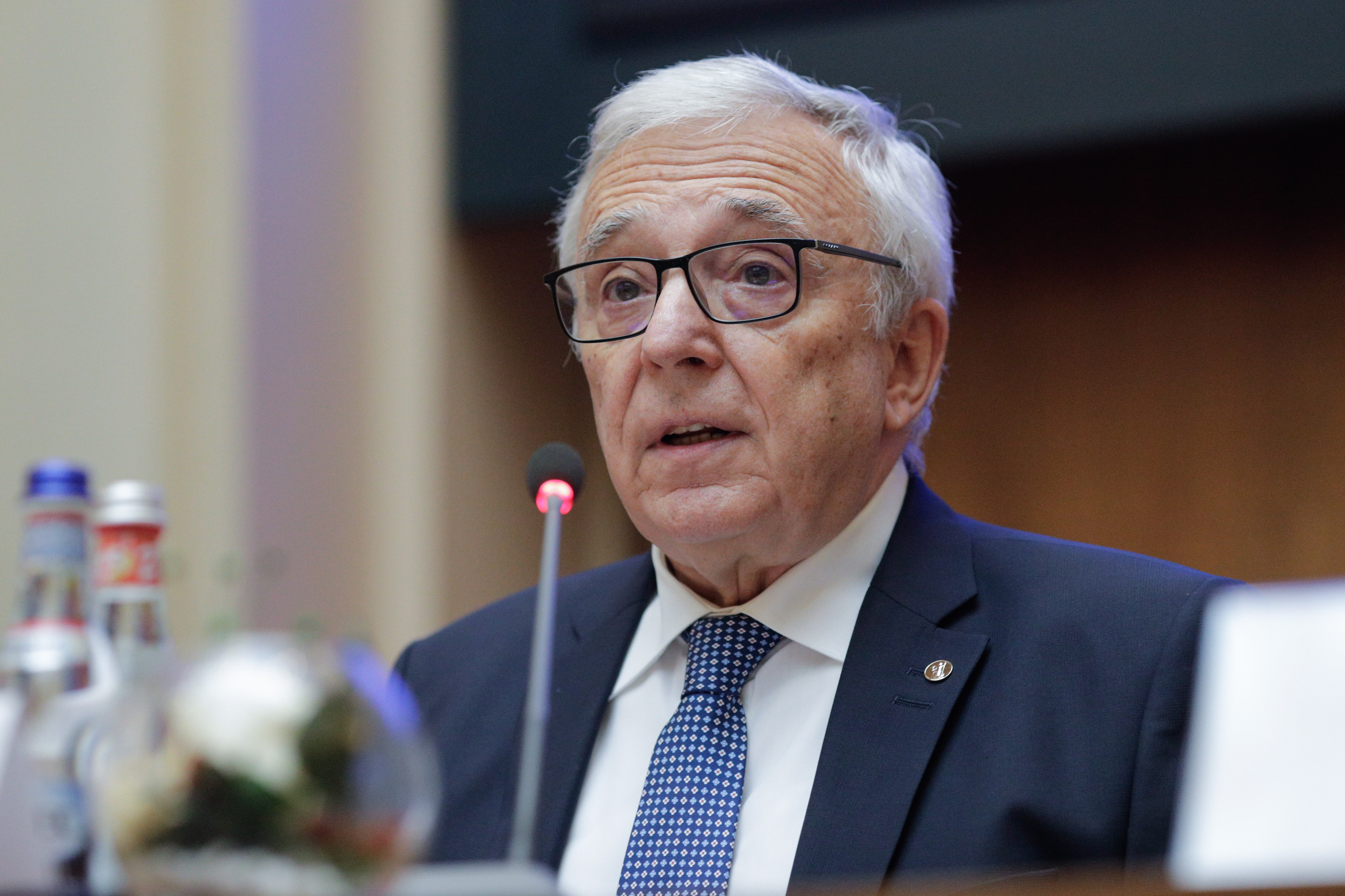 Isărescu, întrebat despre impozitul progresiv: E o problemă politică