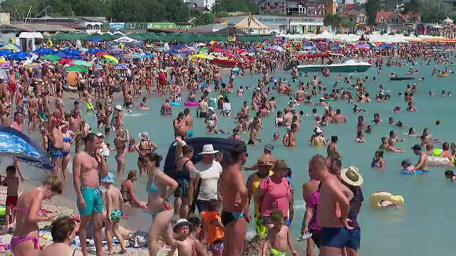 Costineștiul este la fel de plin ca în vremurile bune. Turiștii sunt atrași de prețurile mici