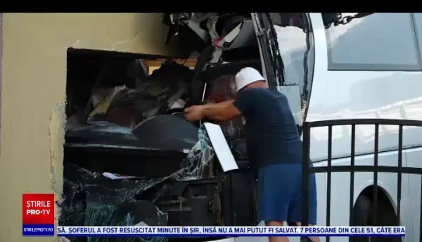 Cum au fost salvați cei 50 de turiști din autocarul intrat în casa din Maramureș. Șoferul ar fi suferit un infarct