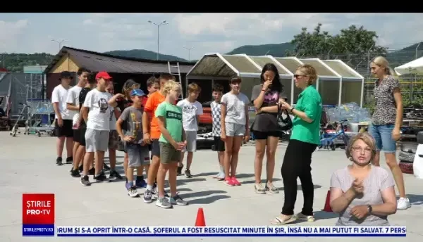 Experiment într-o tabără de karting. Copiii au văzut efectul alcoolului și al drogurilor cu ochelari de Realitate Virtuală