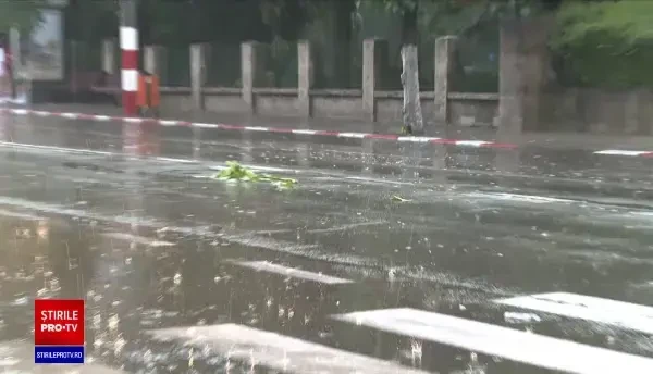 Canalizarea din Târgu Jiu nu a făcut față furtunilor: “Se bălăngăneau toate mașinile la poartă”