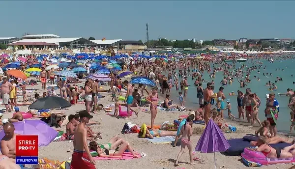 Costineștiul este la fel de plin ca în vremurile bune. Turiștii sunt atrași de prețurile mici