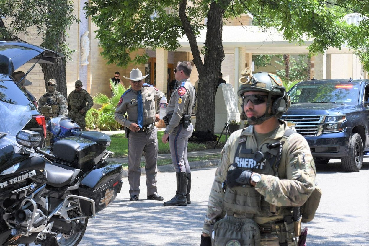 Detalii șocante în cazul masacrului de la școala din Uvalde, SUA. Un polițist a ratat șansa de a-l împușca pe atacator