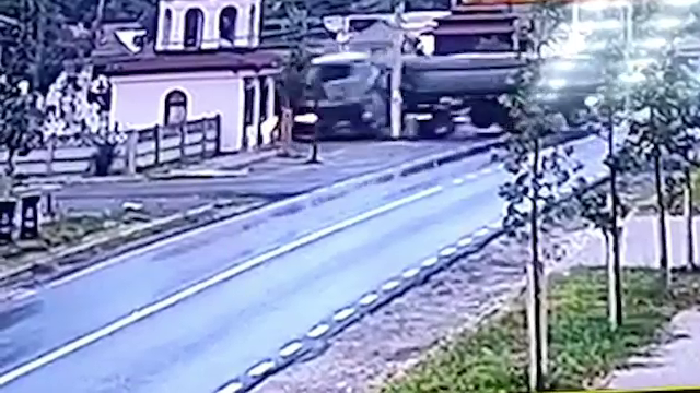 Șoferul unui camion a pierdut controlul volanului și a intrat cu TIR-ul în capela unei biserici, în Dâmbovița