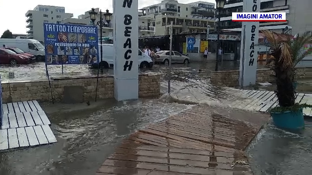 O ploaie torențială a făcut prăpăd în Năvodari. O stradă a fost inundată