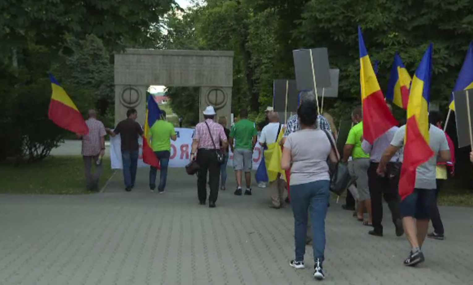 Protestul localnicilor și turiștilor din Târgu Jiu, împotriva șantierului etern de lângă Poarta Sărutului