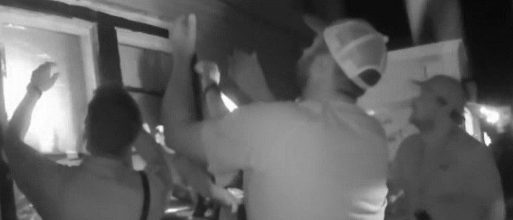 Imagini dramatice surprinse în SUA. Cinci copii și mama lor au sărit de la etajul al doilea, după ce casa lor a luat foc