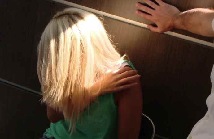 O copilă de 15 ani din Prahova a reclamat că tatăl a abuzat-o. Ea și frații ei au fost preluați de asistenții sociali