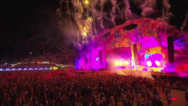 Peste 60.000 de oameni s-au distrat în prima noapte a festivalului ''Neversea''