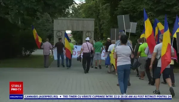 Protestul localnicilor și turiștilor din Târgu Jiu, împotriva șantierului etern de lângă Poarta Sărutului