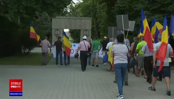 Protestul localnicilor și turiștilor din Târgu Jiu, împotriva șantierului etern de lângă Poarta Sărutului