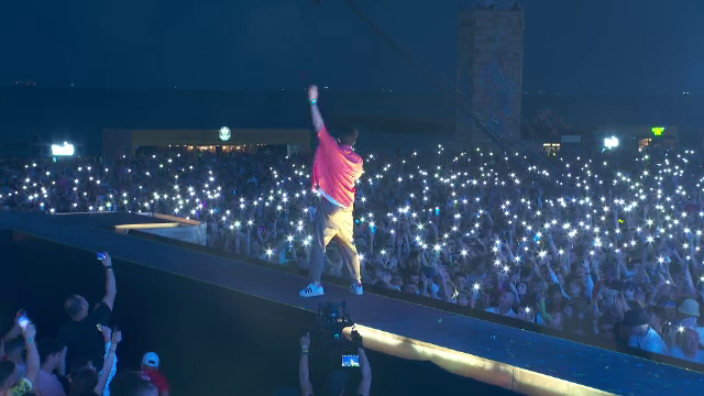 Aproximativ 70 de mii de oameni s-au lăsat, pentru a doua noapte, prinși în vraja universului „Neversea”