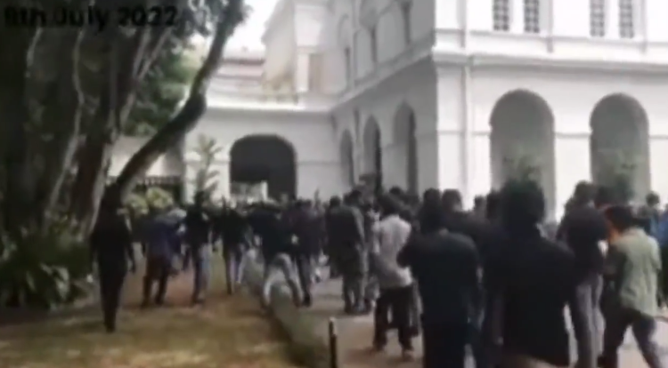 VIDEO Proteste masive în Sri Lanka. Preşedintele a fugit din reşedinţa oficială, luată cu asalt de manifestanți