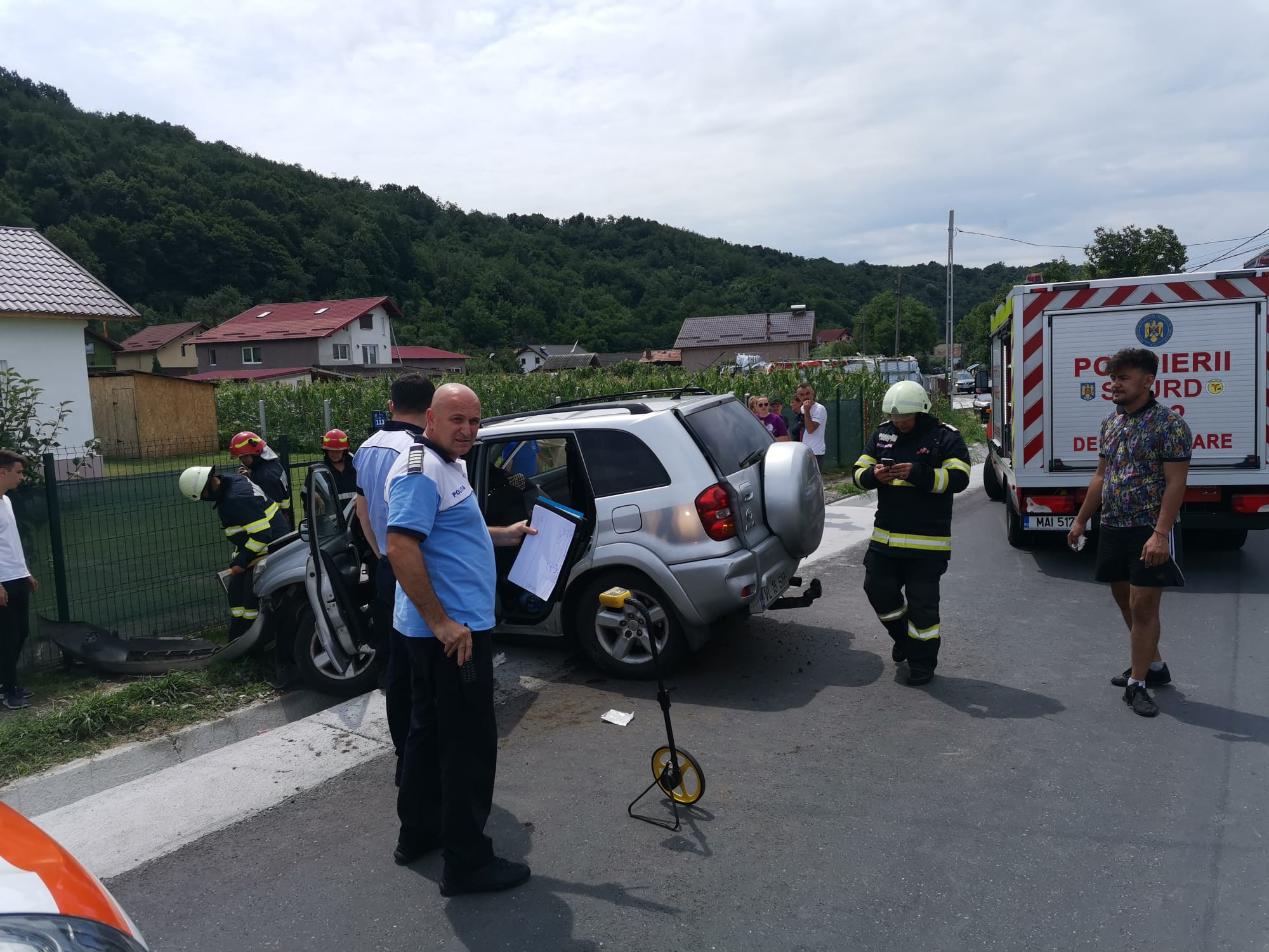 FOTO. Accident rutier într-o localitate din județul Vâlcea. Două persoane au fost rănite