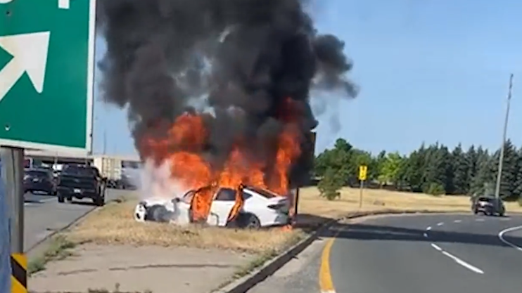 VIDEO Momentul în care cinci bărbați scot un șofer inconștient dintr-o mașină cuprinsă de flăcări