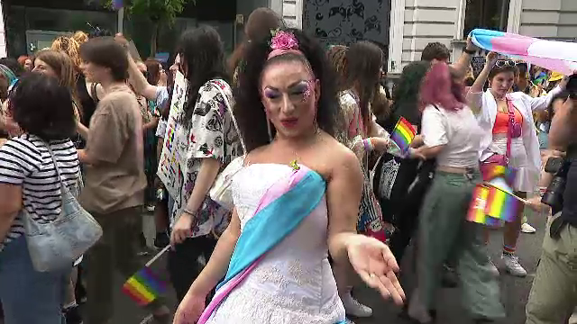 Peste 10.000 de oameni au defilat în București la parada LGBTQ+. Marșul creștin vrea să sfințească traseul acestora