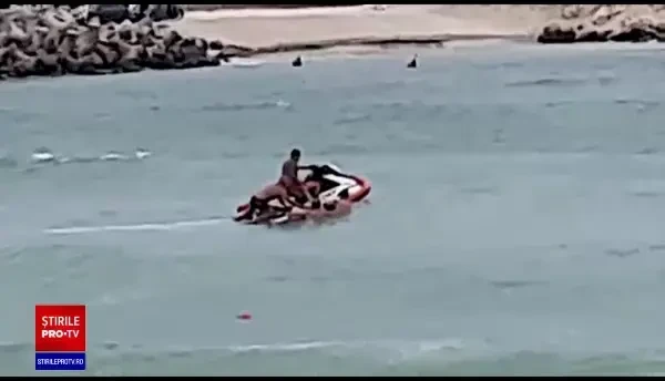 Pericol de înec pe litoral. Sunt valuri de peste doi metri. Salvamar: Turiștii se comportă foarte urât