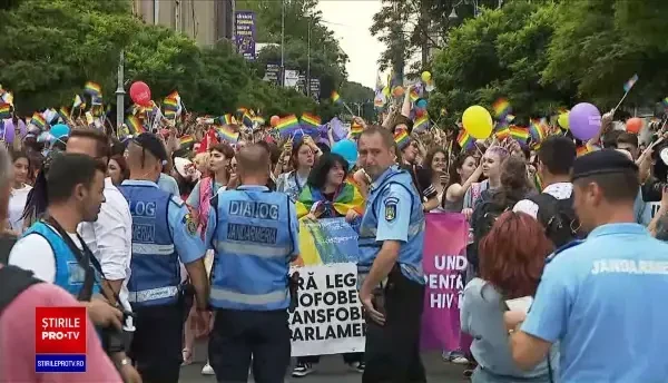 Peste 15.000 de oameni au defilat în București la marșul LGBTQ+. Ce s-a întâmplat la marșul creștin cu câteva ore înainte