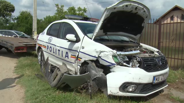 Mașină de poliție, implicată într-un accident în Dâmbovița. Autospeciala a ajuns în șanț