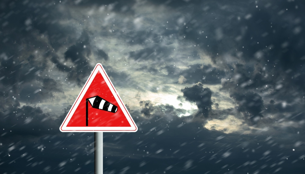 Cod roşu de intensificări puternice ale vântului şi instabilitate atmosferică deosebit de accentuată în patru județe din țară