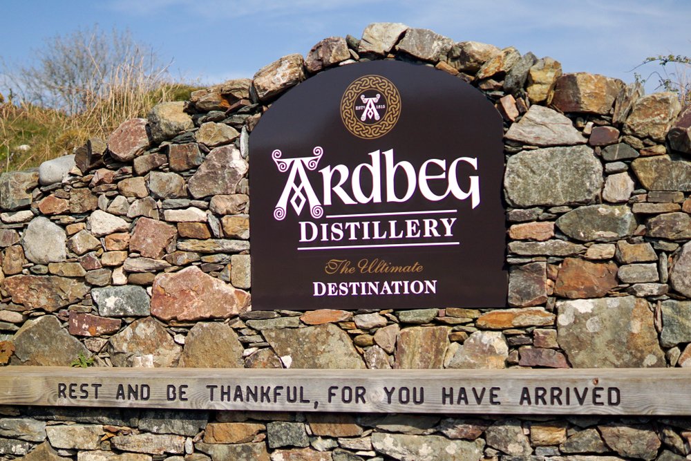 whisky la distileria Ardbeg din Islay, Scotia