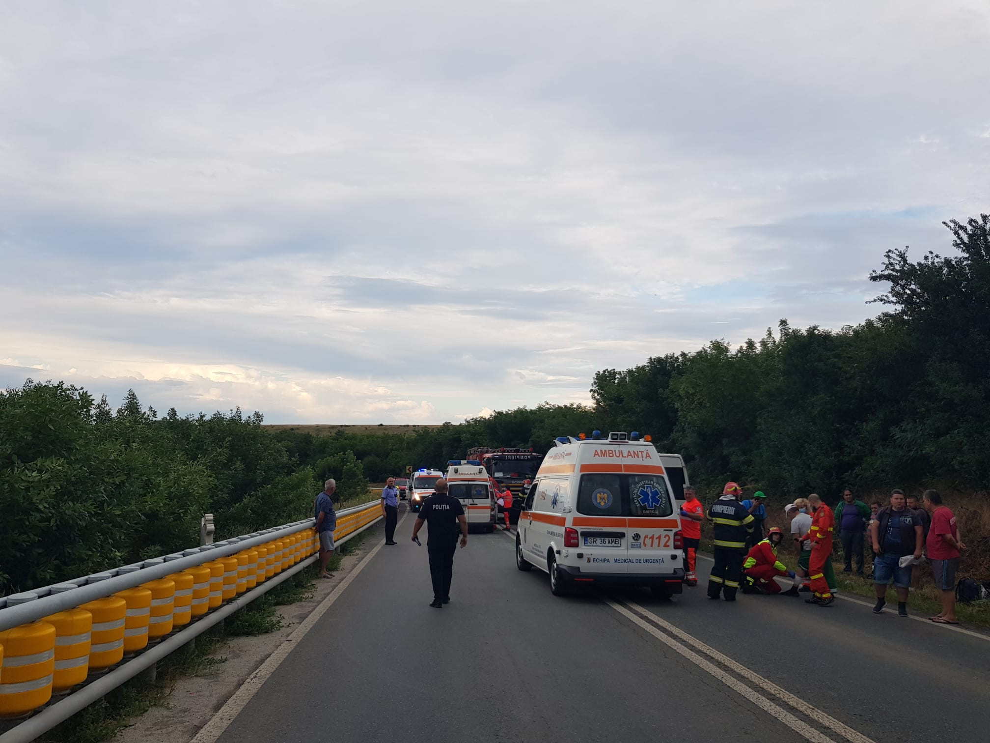 Accident grav în Giurgiu. Un microbuz cu 16 pasageri s-a ciocnit cu o mașină. A fost activat Planul Roșu de Intervenție