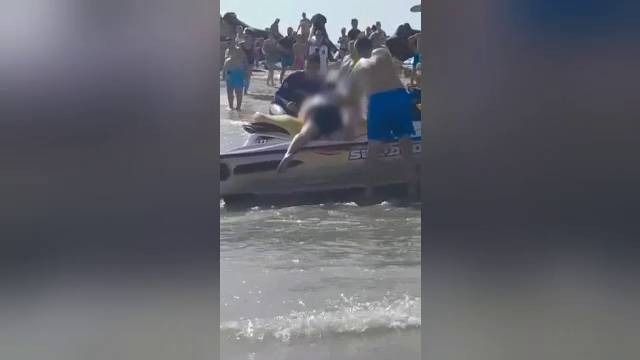 Intervenții la limită pe litoral. Salvamar: Curentul îți fură nisipul de sub picioare, e exact ca în mașina de spălat