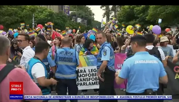 Peste 10.000 de oameni au defilat în București la parada LGBTQ+. Marșul creștin vrea să sfințească traseul acestora