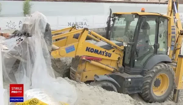 Cum și-au răcit câțiva petrecăreți băutura la Mamaia: Au umplut cu gheață cuva unui excavator