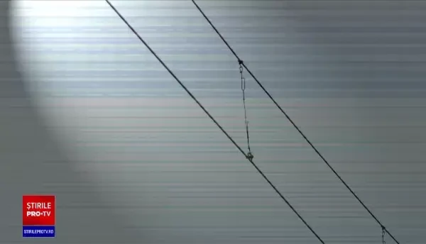 Copilul care s-a electrocutat și a căzut de la 4 metri înălțime, când voia să facă un graffiti pe tren e în stare gravă