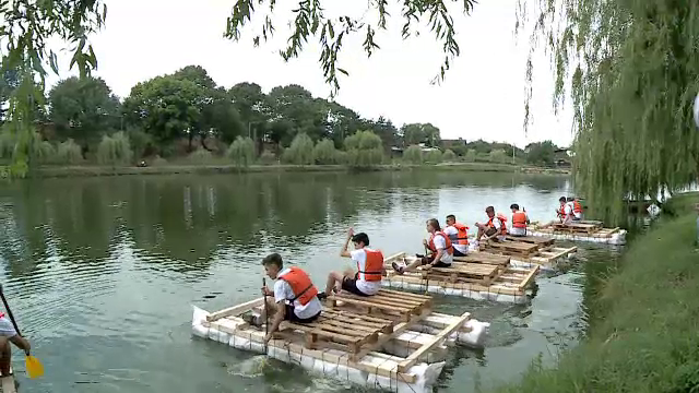 Metoda inedită prin care elevii din Craiova au promovat reciclarea selectivă a deșeurilor. Mii de bidoane au plutit pe un lac