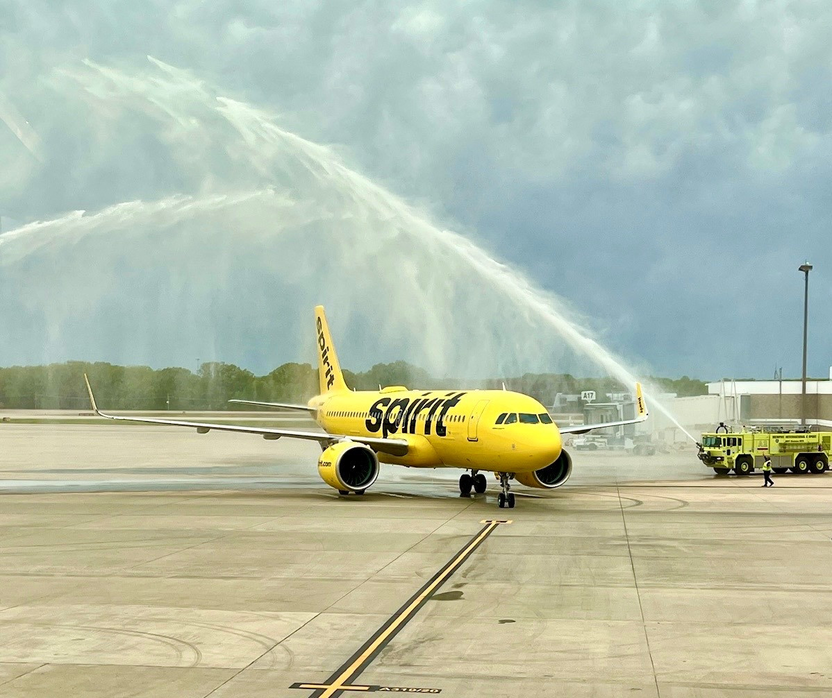 Un avion a luat foc pe un aeroport din SUA. Pasagerii țipau îngroziți în interior. VIDEO