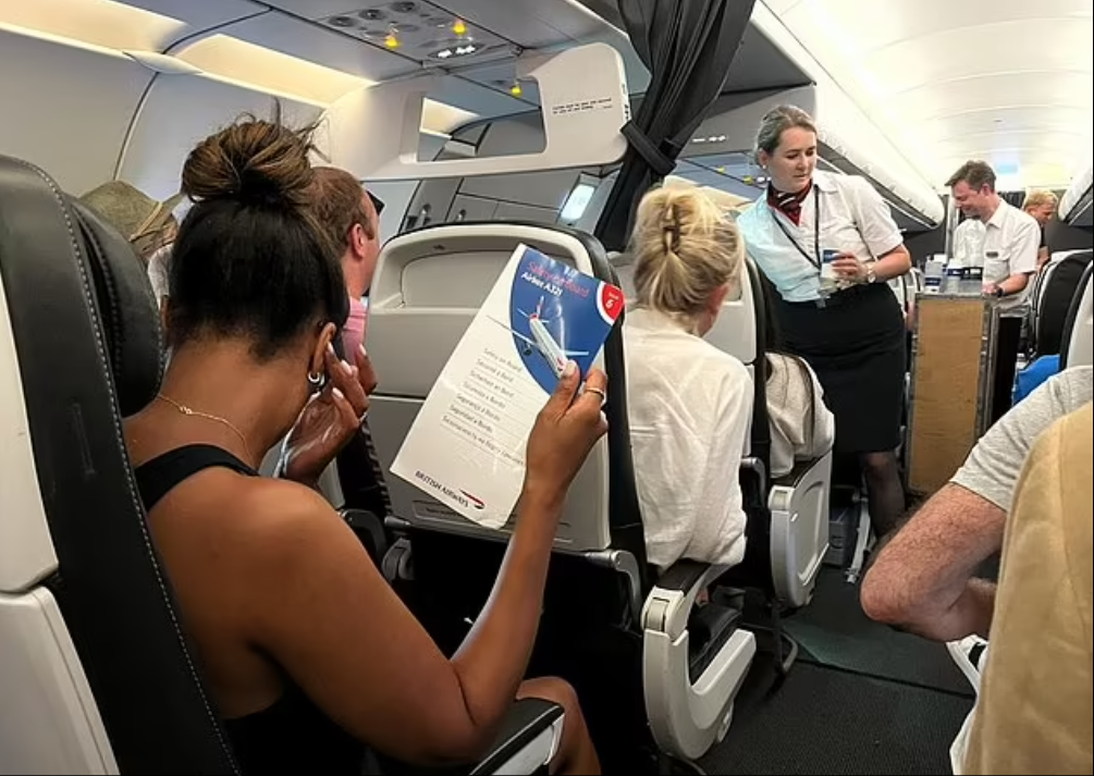 Pasagerii unui zbor întârziat, prinși în avion fără aer condiționat timp de 90 de minute. „Este mai fierbinte decât în iad”