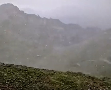Ninge în plină vară în România. Unde s-a întâmplat. VIDEO