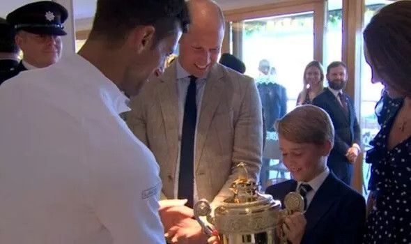 Djokovic i-a dat trofeul de la Wimbledon prințului George. Moment simpatic după finală - GALERIE FOTO