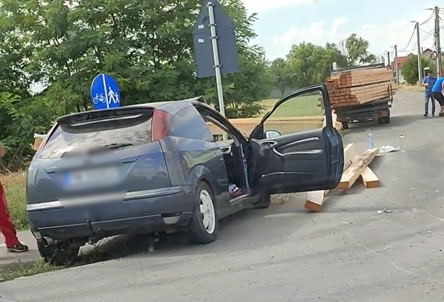 Copil rănit grav, în Timiș, după ce cheresteaua de pe o autoutilitară a alunecat și s-a înfipt într-o mașină