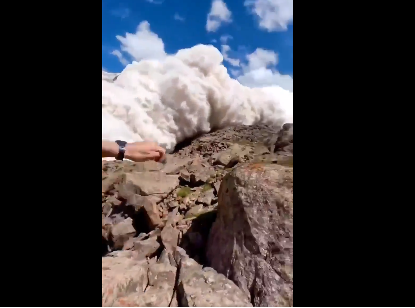 VIDEO. Momentul terifiant în care o avalanșă se îndreaptă spre un grup aflat în drumeție pe munte. Ce au pățit aceștia