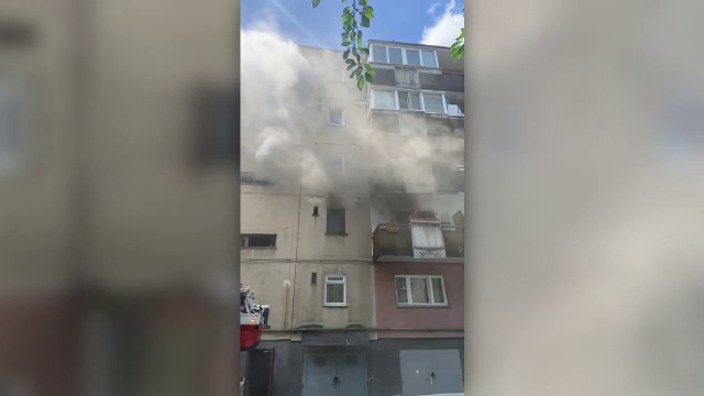 Incendiu într-un bloc din Cluj-Napoca. Trei persoane au rămas blocate la ultimul etaj