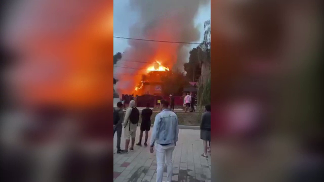 Un tânăr și-a incendiat casa, de supărare că mama sa nu îi mai dădea bani de droguri. Șase persoane au rămas pe drumuri